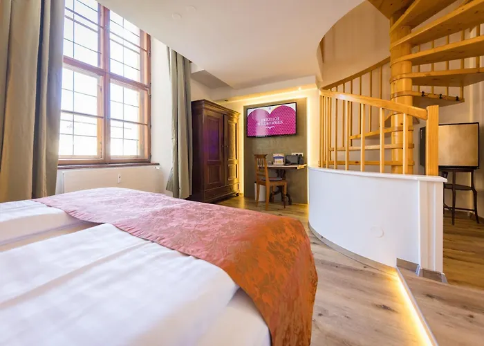 מלון Schlosshotel Mondsee 4*