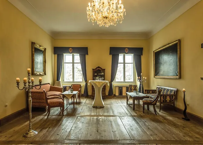 מלון Schlosshotel Mondsee 4*